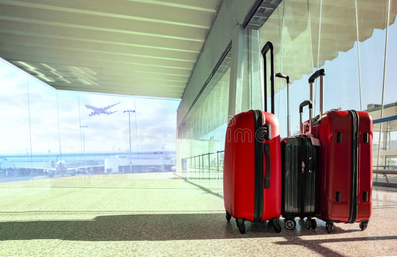 Pilha de bagagem de viagem no pla do terminal e do passageiro de aeroporto
