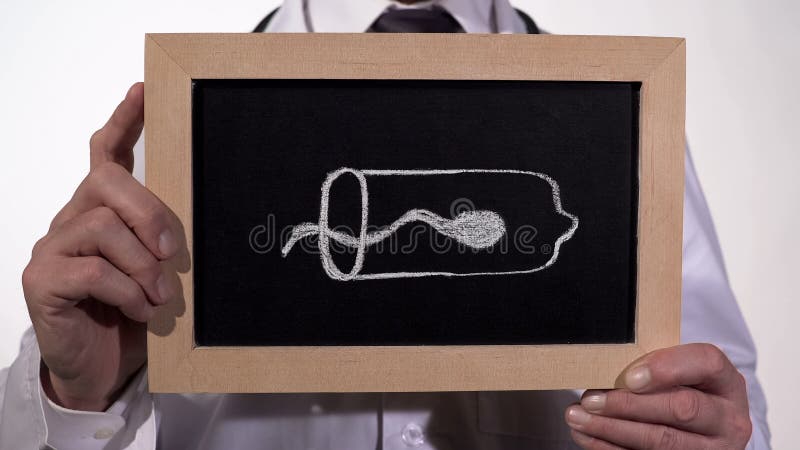 Pilha de esperma dentro do preservativo tirado no quadro-negro nas mãos do doutor, controlo da natalidade fotos de stock royalty free Pilha de esperma dentro do preservativo tirado no quadro-negro nas mãos do doutor, controlo da natalidade fotos de stock royalty free