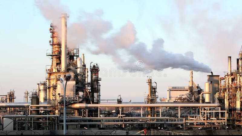Pilha de fumo da fábrica - refinaria de petróleo - instalação petroquímica