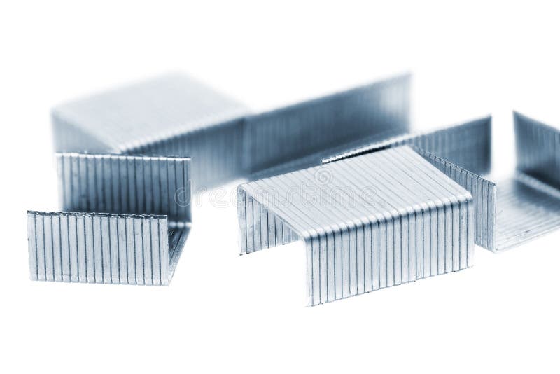 Pilha de grampos do metal. Isolado em um branco. imagens de stock Pilha de grampos do metal. Isolado em um branco. imagens de stock