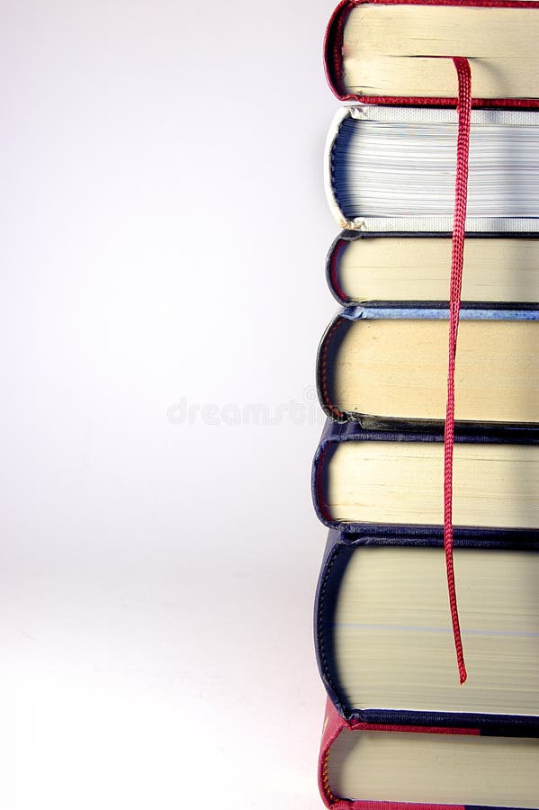 Pilha de livros em uma torre com foto de stock royalty free Pilha de livros em uma torre com foto de stock royalty free