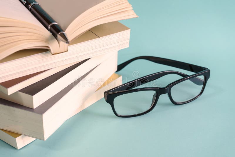 Pilha de livros isolados fotos de stock royalty free