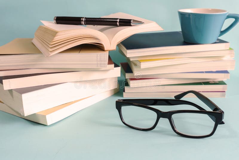 Pilha de livros isolados fotos de stock