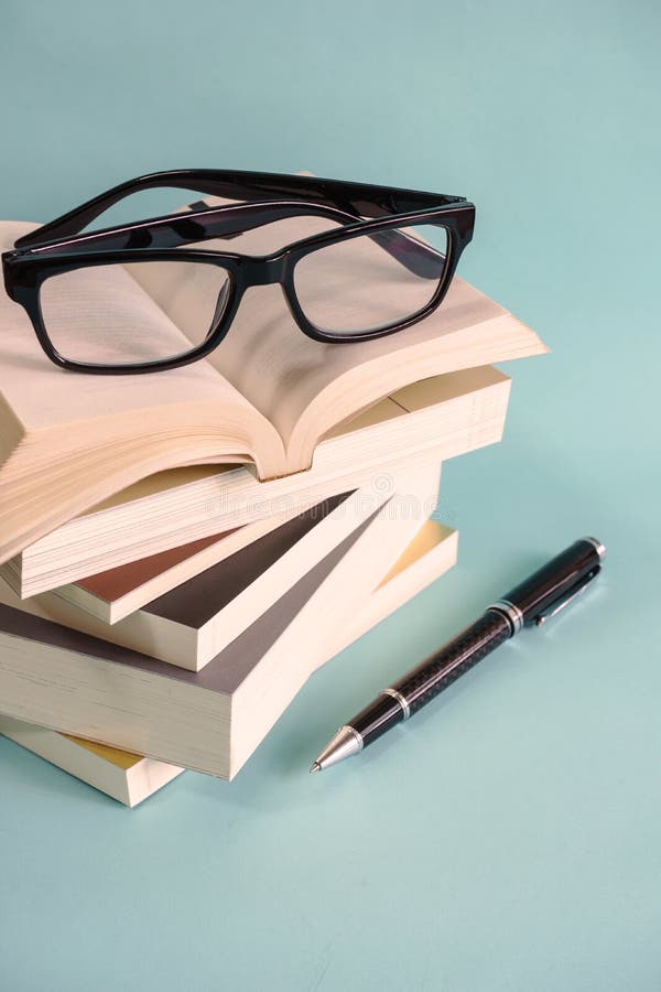 Pilha de livros isolados foto de stock royalty free