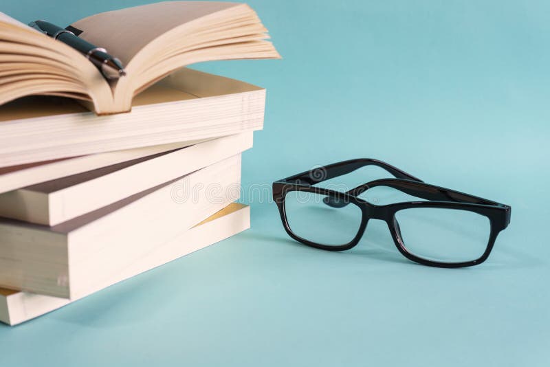 Pilha de livros isolados foto de stock royalty free