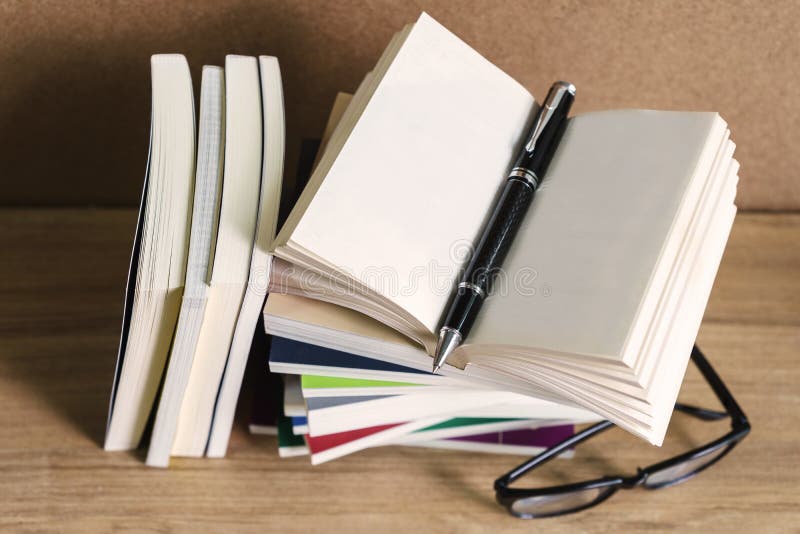 Pilha de livros na tabela de madeira foto de stock