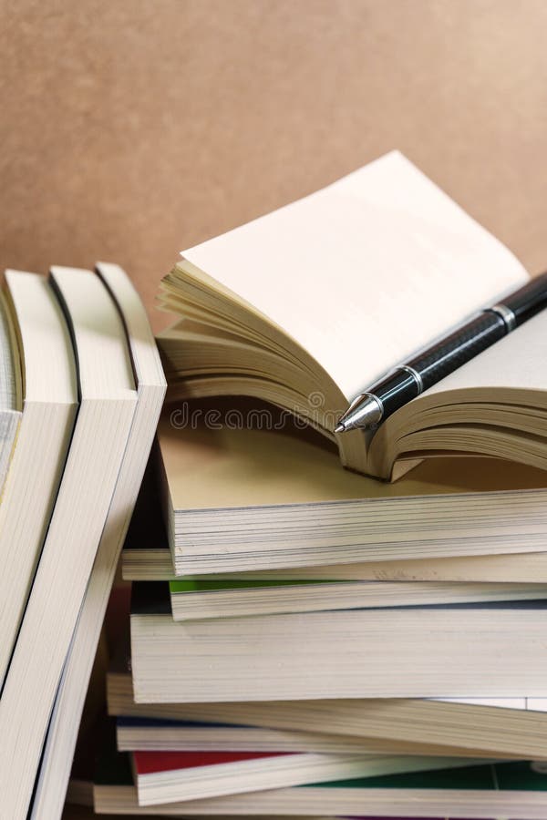 Pilha de livros na tabela de madeira fotografia de stock royalty free