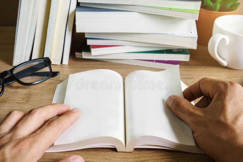 Pilha de livros na tabela de madeira foto de stock