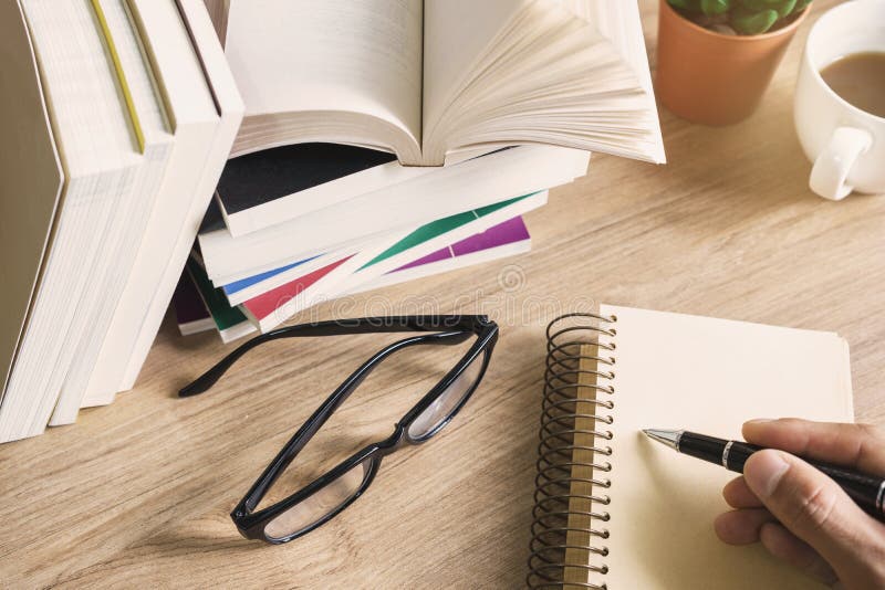 Pilha de livros na tabela de madeira fotografia de stock royalty free