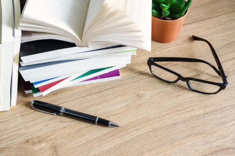 Pilha de livros na tabela de madeira foto de stock royalty free