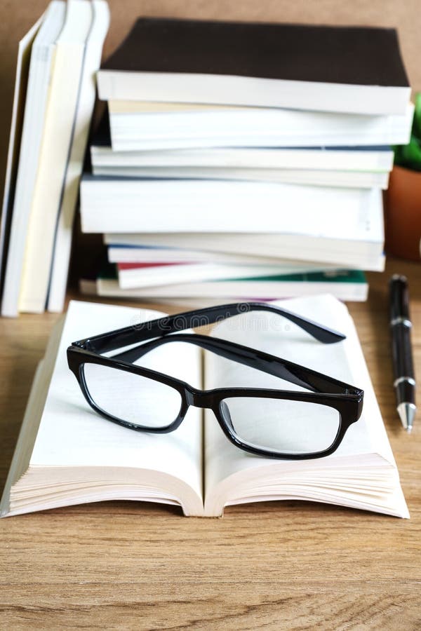 Pilha de livros na tabela de madeira fotografia de stock royalty free