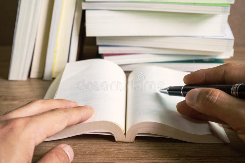 Pilha de livros na tabela de madeira imagem de stock