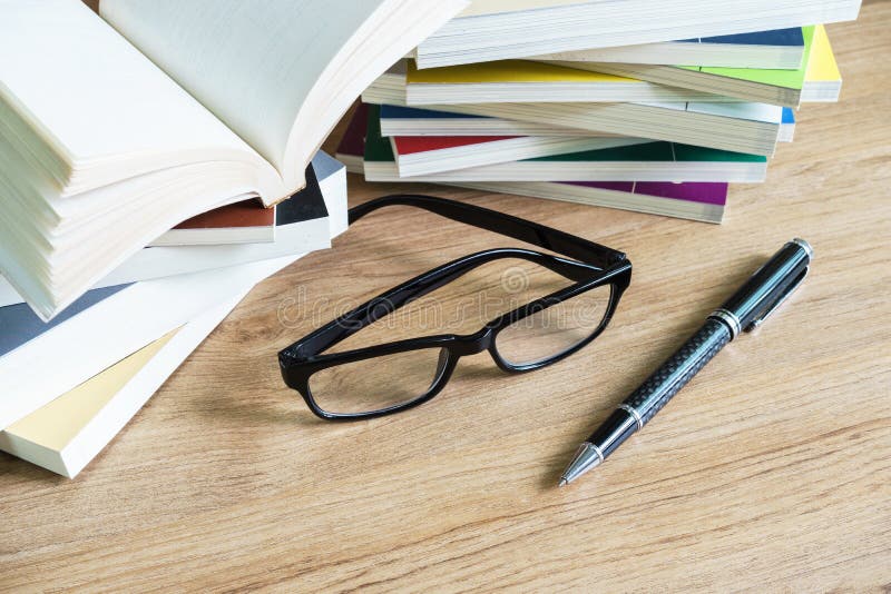 Pilha de livros na tabela de madeira fotografia de stock