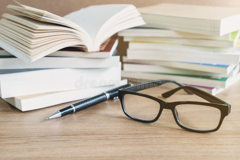 Pilha de livros na tabela de madeira foto de stock royalty free