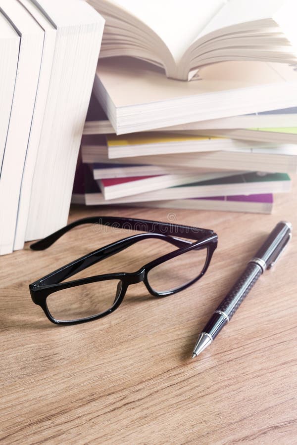 Pilha de livros na tabela de madeira fotografia de stock