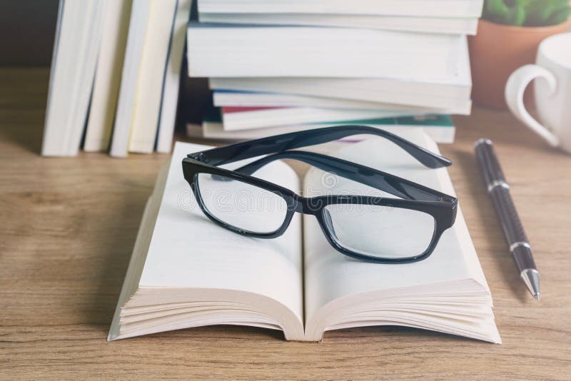 Pilha de livros na tabela de madeira fotografia de stock