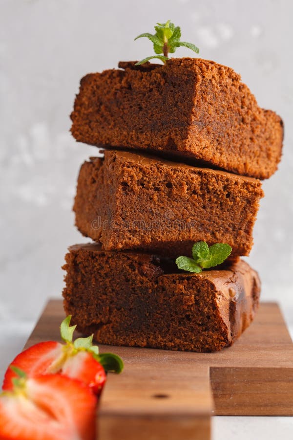 Pilha de partes de brownie escura caseiro do chocolate do vegetariano com st imagens de stock royalty free Pilha de partes de brownie escura caseiro do chocolate do vegetariano com st imagens de stock royalty free