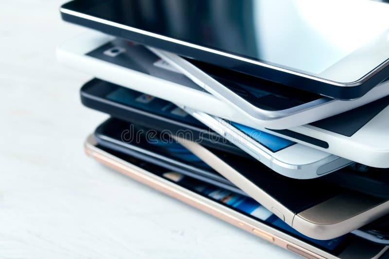 Pilha de smartphones da parte alta fotos de stock Pilha de smartphones da parte alta fotos de stock