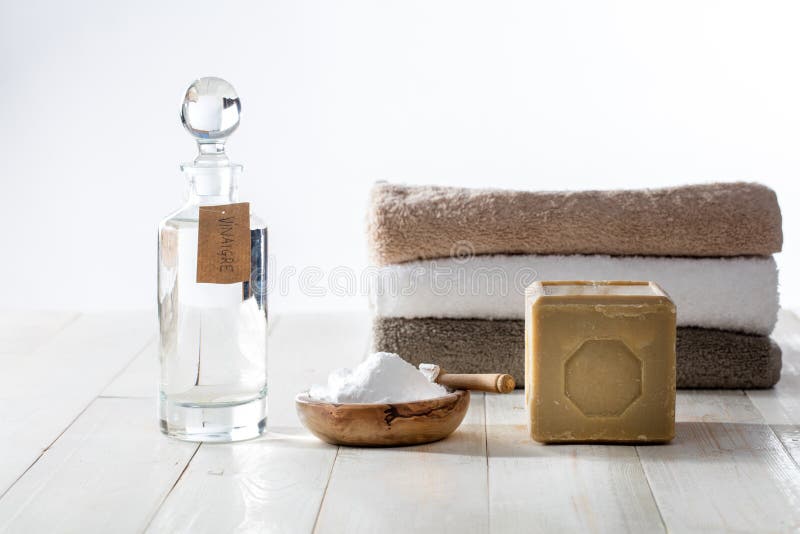 A pilha de toalhas macias limpas lavou com detergente para a roupa verdes fotografia de stock A pilha de toalhas macias limpas lavou com detergente para a roupa verdes fotografia de stock