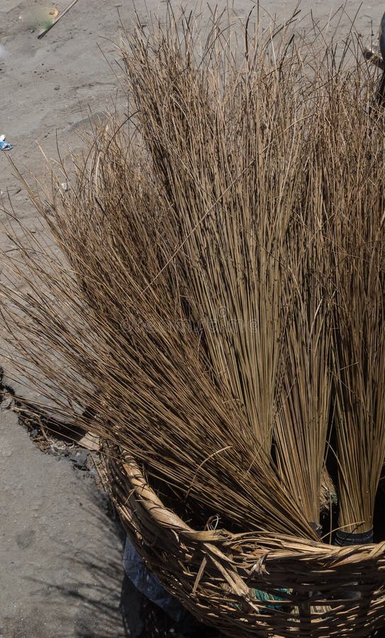 Pilha de vassouras locais como visto em uma vertente da borda da estrada em Lekki Lagos Nigéria imagens de stock Pilha de vassouras locais como visto em uma vertente da borda da estrada em Lekki Lagos Nigéria imagens de stock
