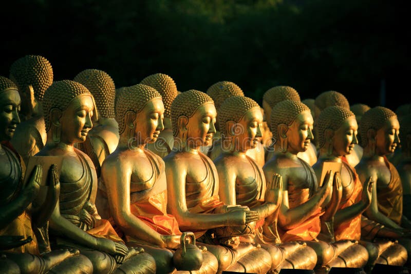 Pilha do arranjo de estátua dourada de buddha no tha do templo do buddhism