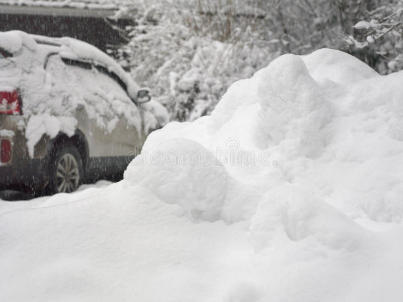 Pilha e carro da neve