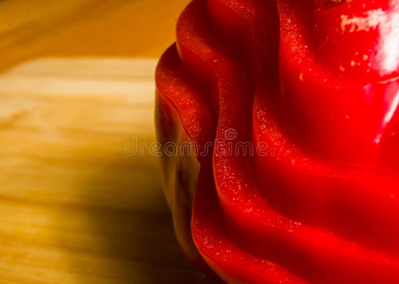 Pilha empilhada da paprika vermelha fresca cortada, pimenta de sino na placa de corte de bambu foto de stock