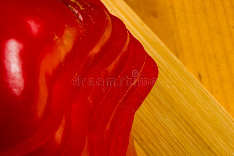 Pilha empilhada da paprika vermelha fresca cortada, pimenta de sino na placa de corte de bambu fotografia de stock royalty free