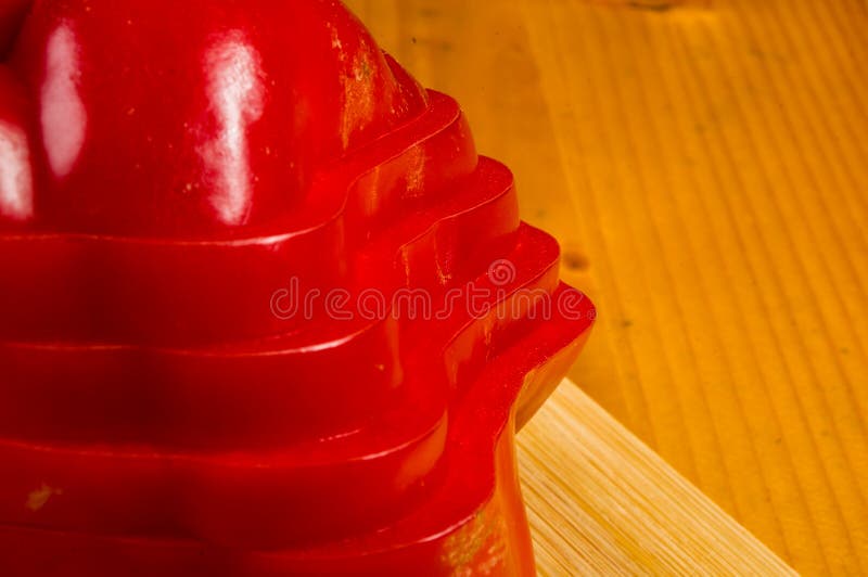 Pilha empilhada da paprika vermelha fresca cortada, pimenta de sino na placa de corte de bambu foto de stock royalty free