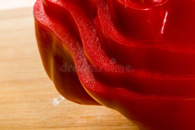 Pilha empilhada da paprika vermelha fresca cortada, pimenta de sino na placa de corte de bambu foto de stock royalty free
