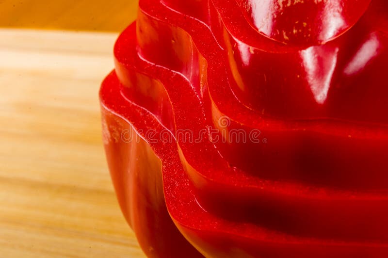 Pilha empilhada da paprika vermelha fresca cortada, pimenta de sino na placa de corte de bambu fotos de stock