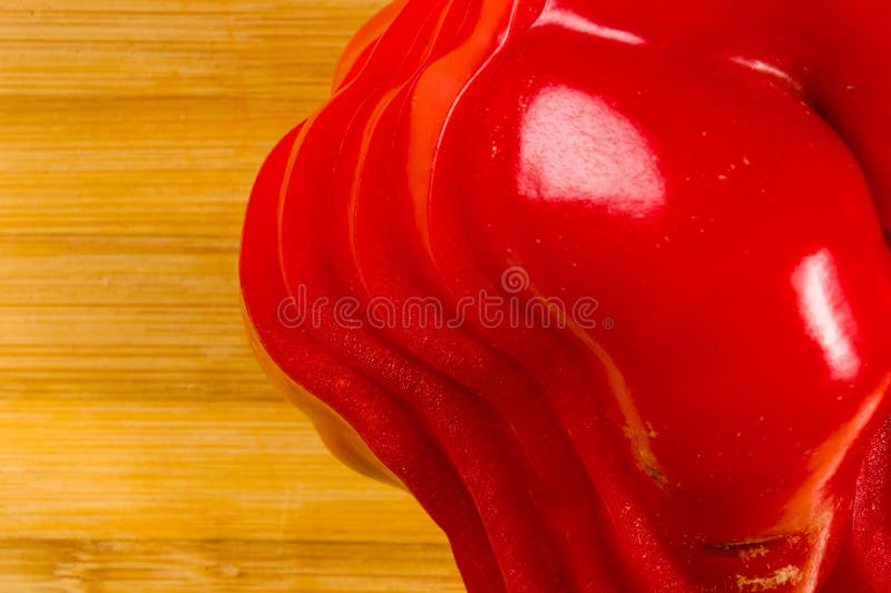 Pilha empilhada da paprika vermelha fresca cortada, pimenta de sino na placa de corte de bambu imagens de stock
