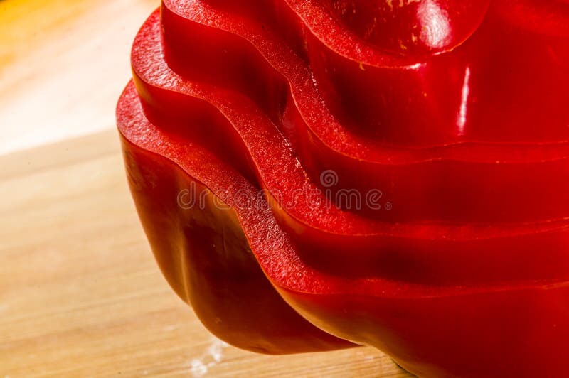 Pilha empilhada da paprika vermelha fresca cortada, pimenta de sino na placa de corte de bambu fotos de stock royalty free