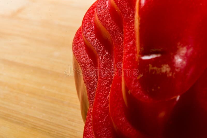 Pilha empilhada da paprika vermelha fresca cortada, pimenta de sino na placa de corte de bambu foto de stock royalty free