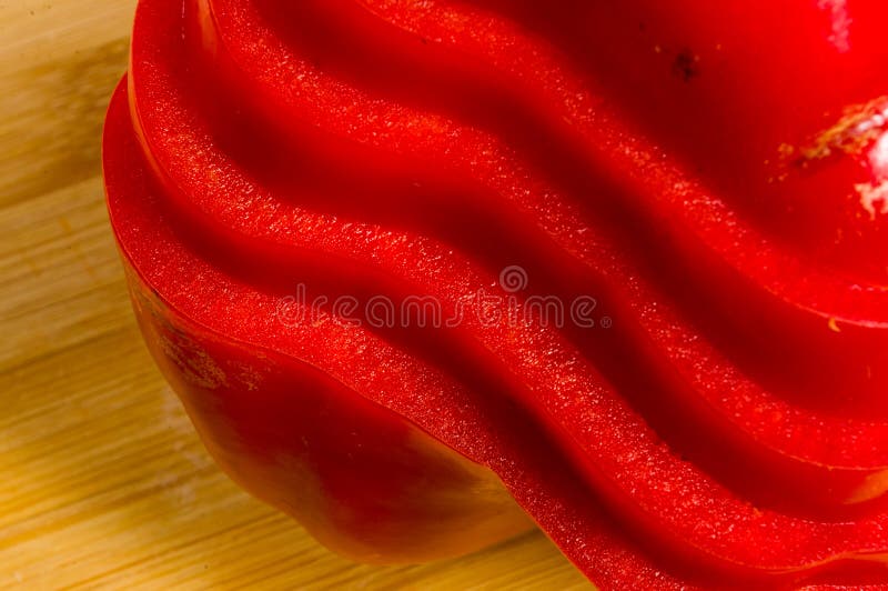 Pilha empilhada da paprika vermelha fresca cortada, pimenta de sino na placa de corte de bambu fotos de stock