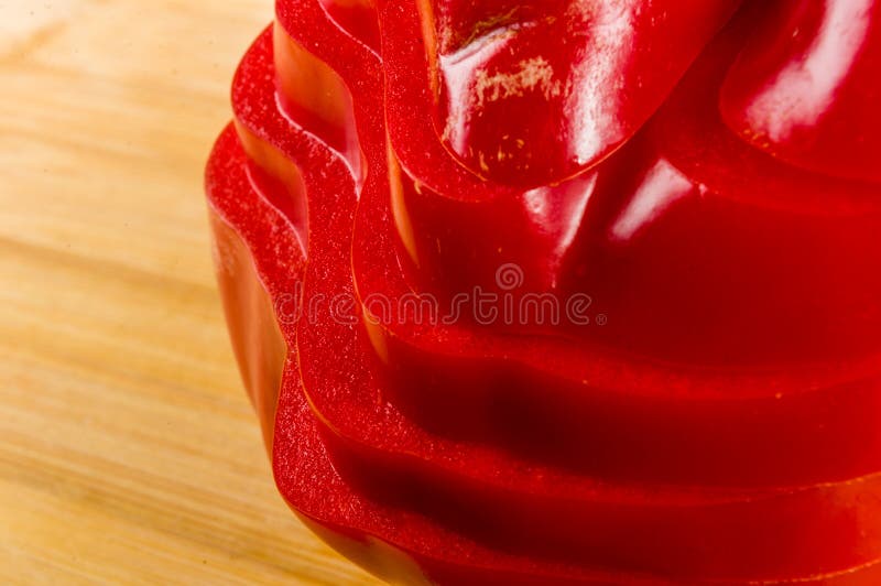 Pilha empilhada da paprika vermelha fresca cortada, pimenta de sino na placa de corte de bambu fotografia de stock royalty free