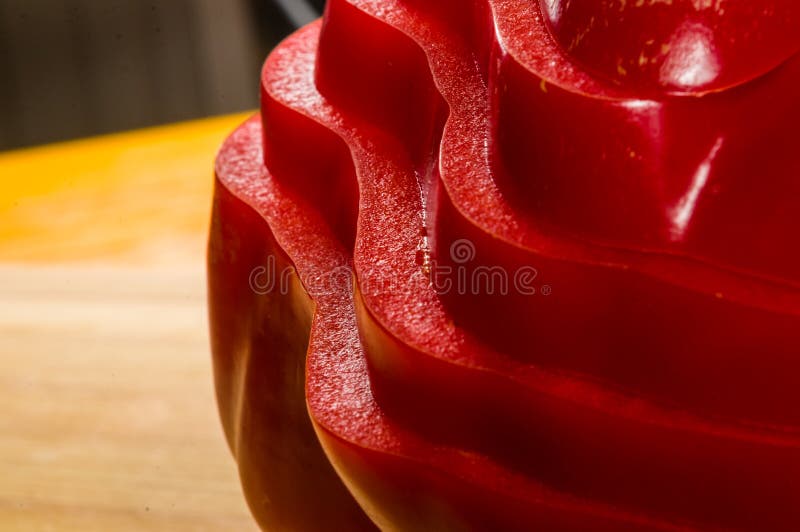 Pilha empilhada da paprika vermelha fresca cortada, pimenta de sino na placa de corte de bambu imagens de stock royalty free