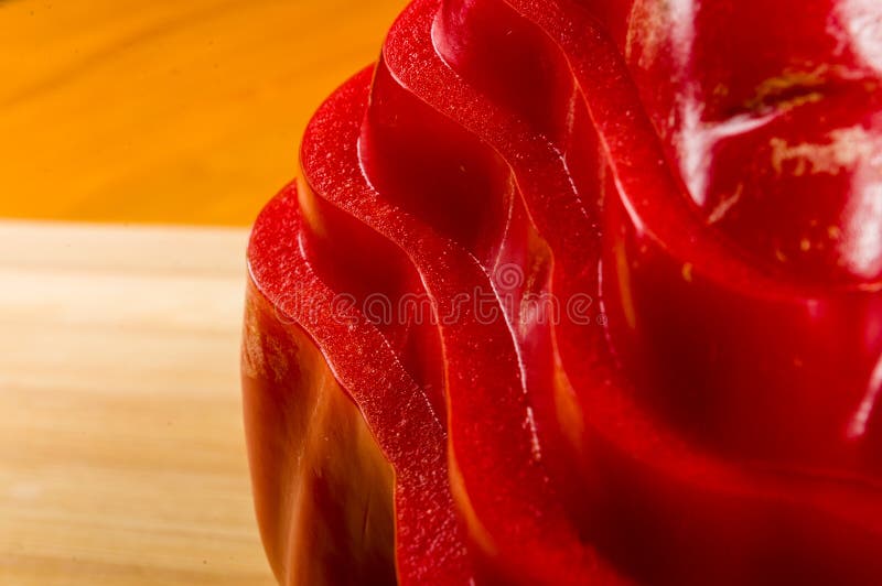 Pilha empilhada da paprika vermelha fresca cortada, pimenta de sino na placa de corte de bambu foto de stock royalty free