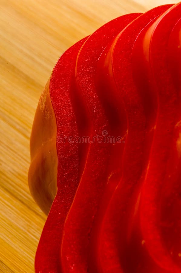 Pilha empilhada de paprika vermelha fatiada, pimenta de sino na placa de corte de bambu imagem de stock royalty free