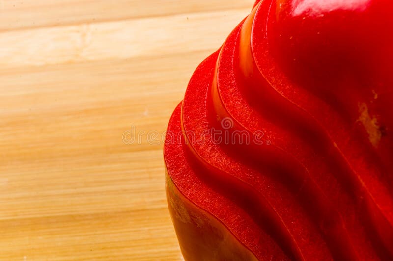 Pilha empilhada de paprika vermelha fatiada, pimenta de sino no quadro de corte de bambu imagem de stock royalty free
