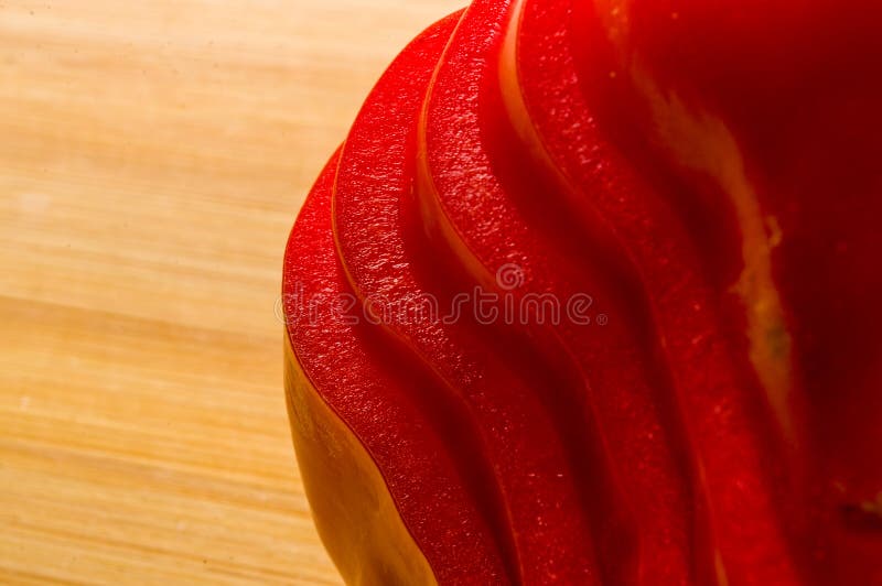 Pilha empilhada de paprika vermelha fatiada, pimenta de sino no quadro de corte de bambu fotografia de stock