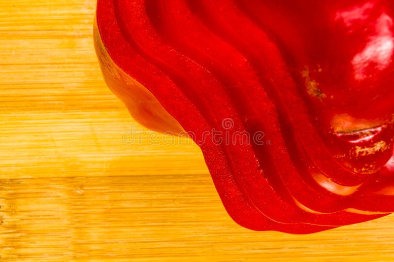 Pilha empilhada de pimenta vermelha e em fatias de paprika e pimenta no quadro de corte de bambu foto de stock