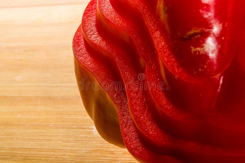 Pilha empilhada de pimenta vermelha e em fatias de paprika e pimenta no quadro de corte de bambu imagens de stock royalty free