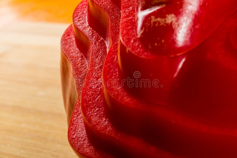 Pilha empilhada de pimenta vermelha e em fatias de paprika e pimenta no quadro de corte de bambu imagem de stock