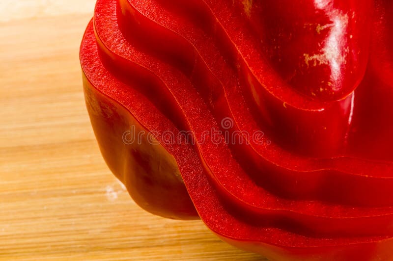 Pilha empilhada de pimenta vermelha e em fatias de paprika e pimenta no quadro de corte de bambu imagem de stock royalty free
