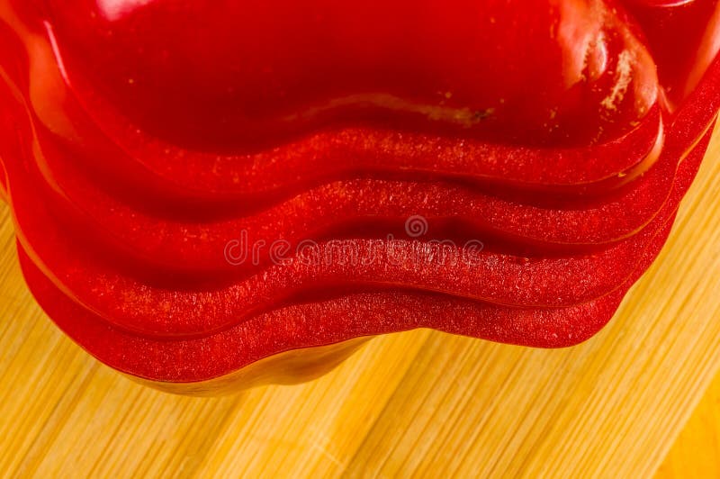 Pilha empilhada de pimenta vermelha e em fatias de paprika e pimenta no quadro de corte de bambu imagem de stock royalty free