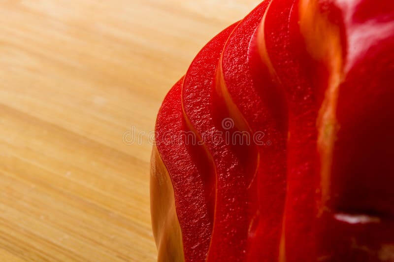 Pilha empilhada de pimenta vermelha e em fatias de paprika e pimenta no quadro de corte de bambu fotos de stock royalty free