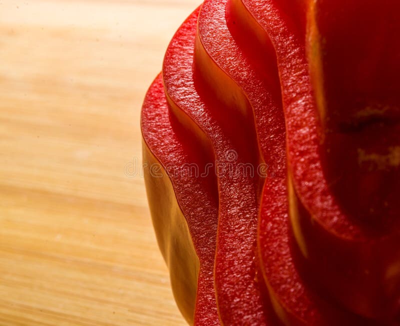 Pilha empilhada de pimenta vermelha e em fatias de paprika e pimenta no quadro de corte de bambu fotos de stock royalty free