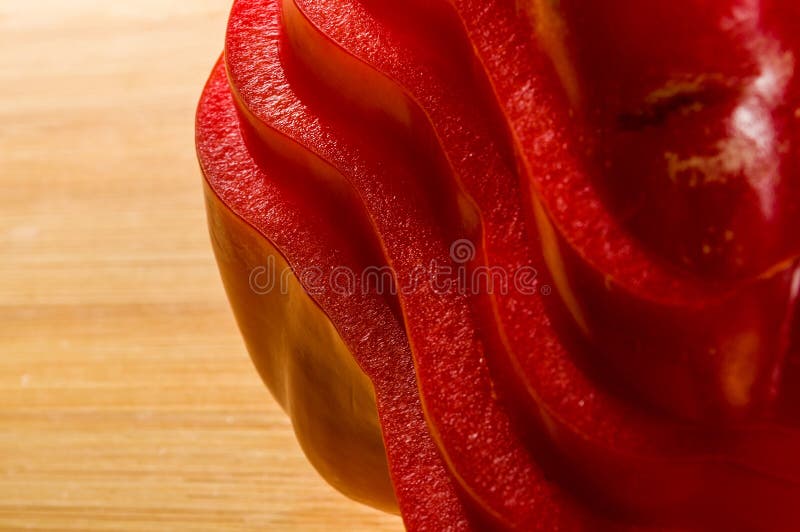 Pilha empilhada de pimenta vermelha e em fatias de paprika e pimenta no quadro de corte de bambu imagem de stock