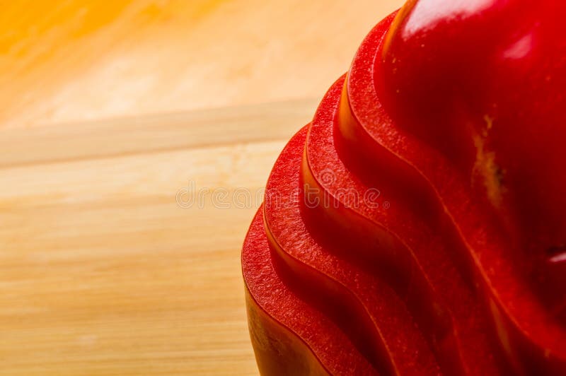 Pilha empilhada de pimenta vermelha e em fatias de paprika e pimenta no quadro de corte de bambu imagens de stock
